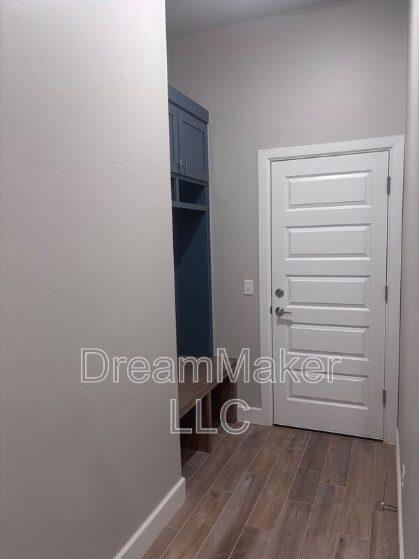 Building Photo - 3010 Hollow Crest Ln