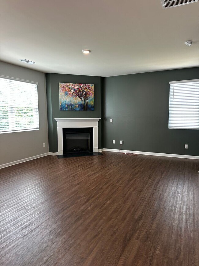 Building Photo - 4 Bedroom home in Gainesville!