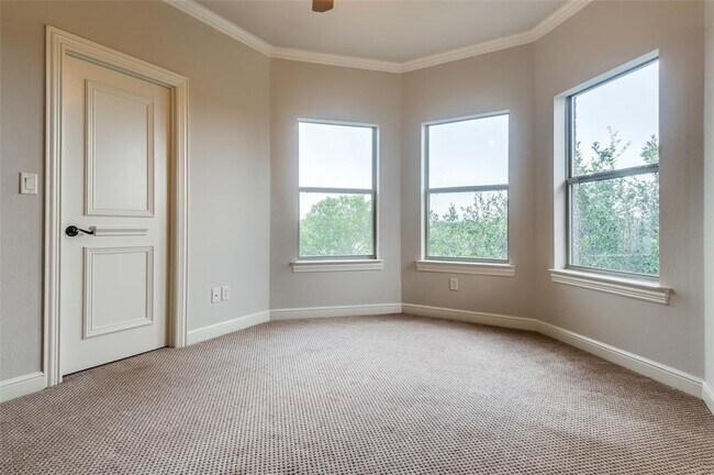 Building Photo - 2613 Round Table Blvd