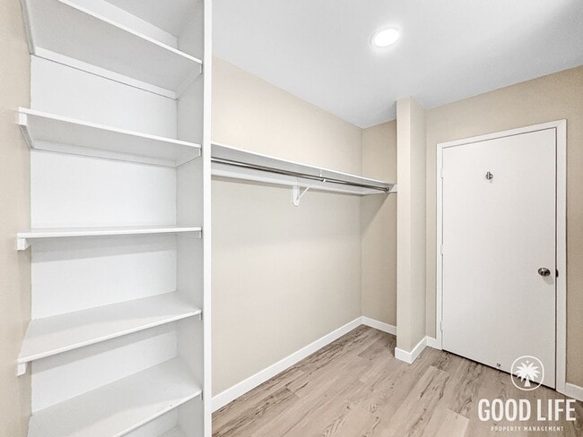 Building Photo - Stunning 3BD/2BA 2nd Floor Condo in Chula Vista W/ A/C, W/D, 2 Balconies, Community Pool & Spa!