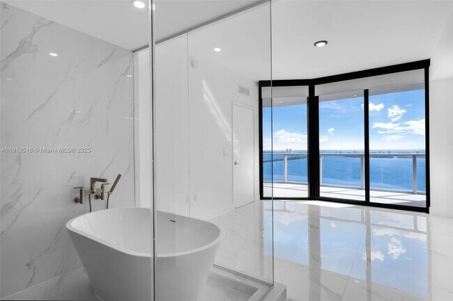 Building Photo - 700 NE 24th St