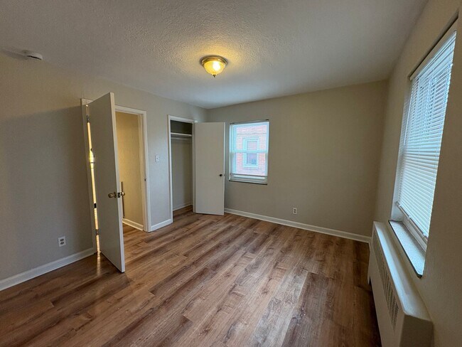 Building Photo - Spacious 1 Bedroom in Bellevue with Balcony and Garage space!