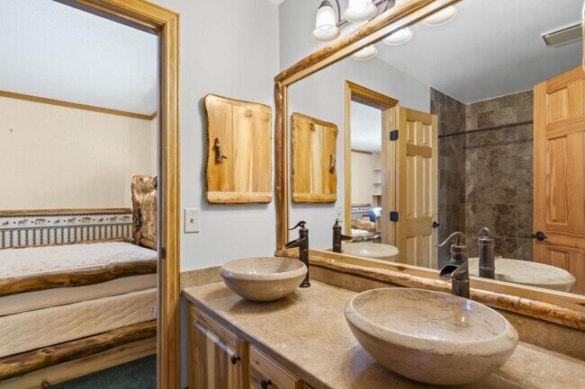 Building Photo - 306 Lona Dr