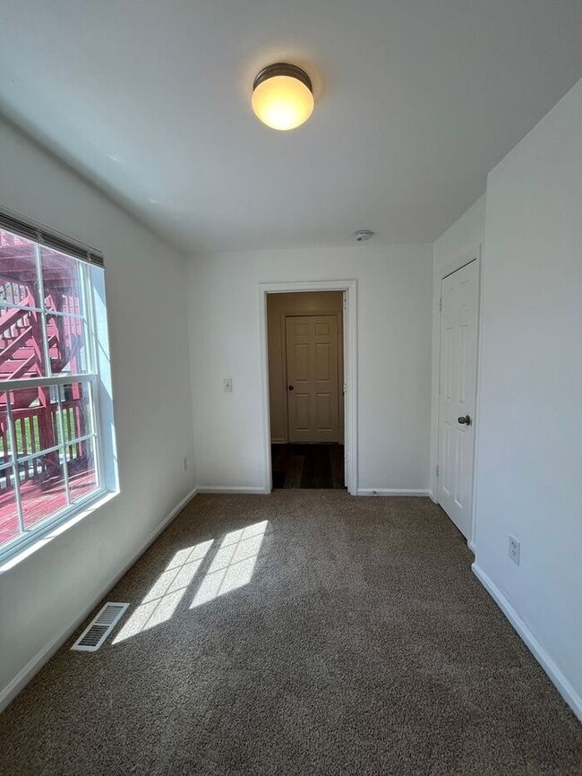 Building Photo - Spacious 4-Bedroom Duplex with Modern Amen...