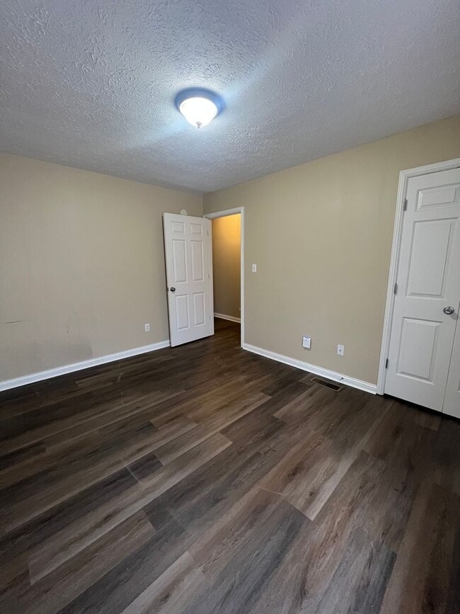 Building Photo - Spacious three bedroom, two and a half bat...