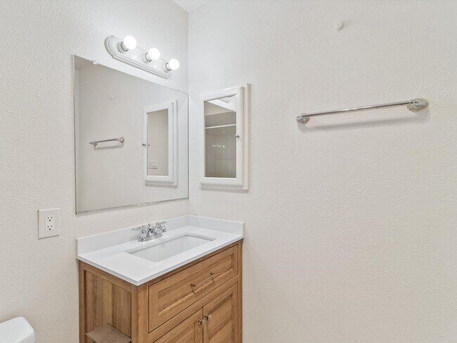 Building Photo - Spacious 4-Bed, 2-Bath Home | Large Backyard| Quick Access to Highway 528 and Other Routes| Pre-L...