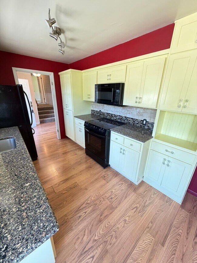 Building Photo - 3 Bedroom on Large corner lot!