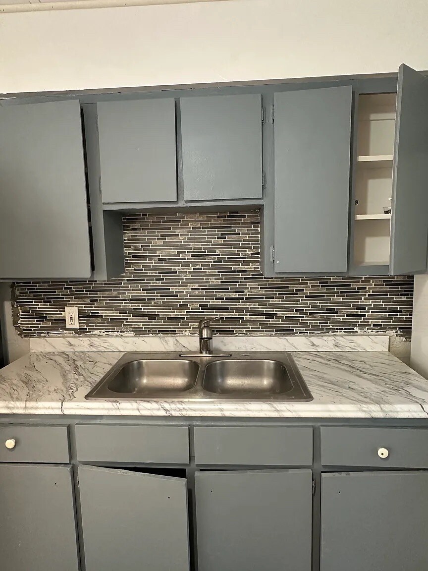 Building Photo - Room in Apartment on Dunlap Ave