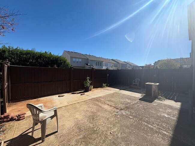 Building Photo - 3/2.5 Townhome Available Now!