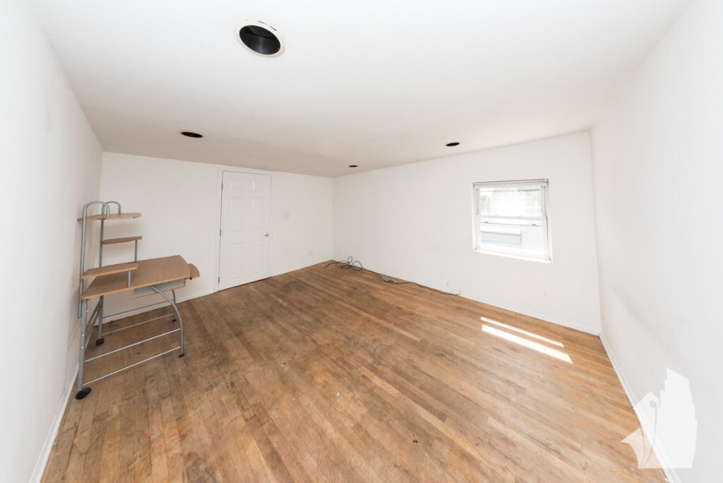 Building Photo - 2318 N Southport Ave