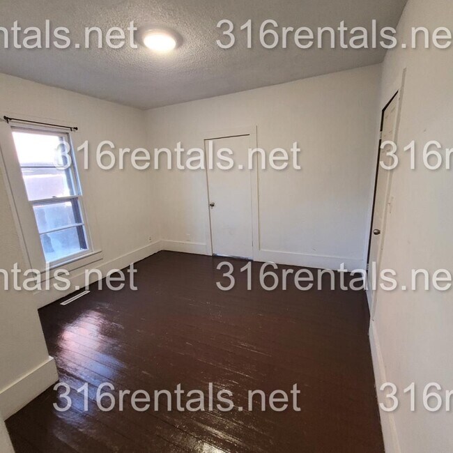 Building Photo - $875- 4 bed 1 bath - Single Family Home