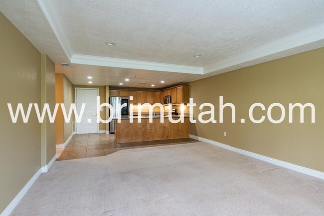 Building Photo - 3075 E Kennedy Dr