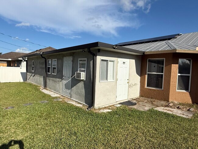 Building Photo - 1481 SW Jacksonville Ave