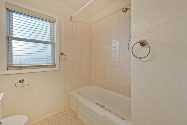 Building Photo - Awesome Home Located in a Quiet Tree Line ...
