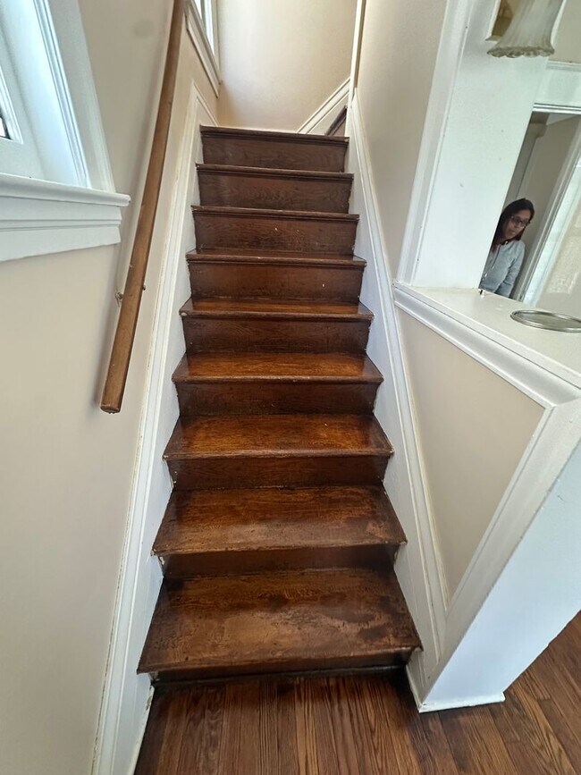 Building Photo - SINGLE FAMIKY FOR RENT IN MAPLEWOOD LOCATION !