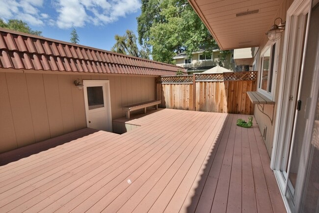Building Photo - Beautiful Updated 3 Bedroom 2.5 Bath Townhouse in Desirable Cupertino Community!