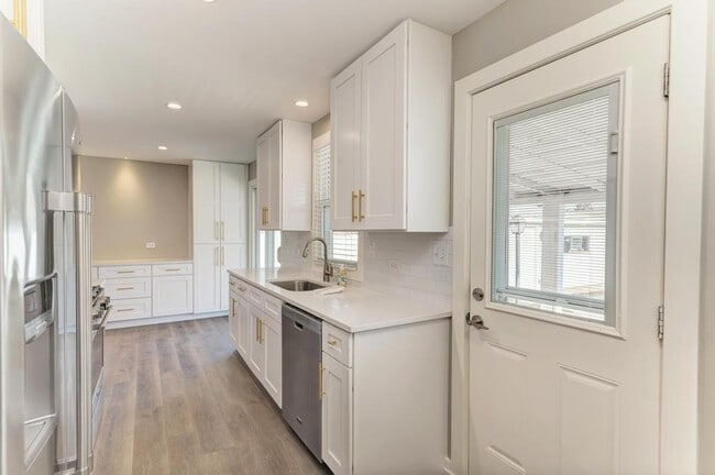 Building Photo - 935 Elmwood Ln