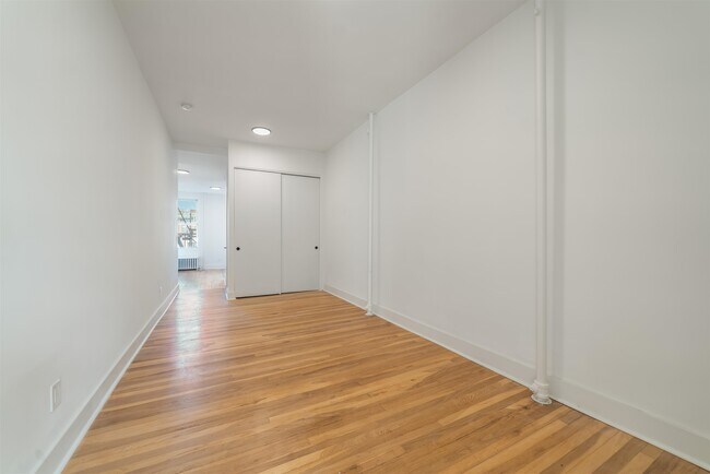 Building Photo - 529 Park Ave