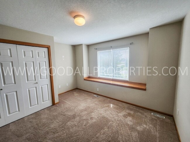 Building Photo - 2 Bedroom 2.5 Bath Townhome In West Des Mo...