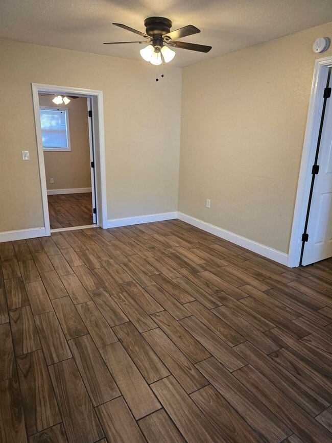 Building Photo - Gorgeous 3/2/1 on Large Property