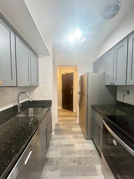 Primary Photo - 3815 N Pine Grove Ave