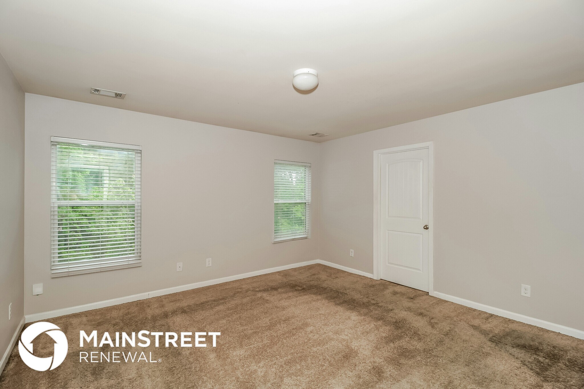 Building Photo - 2944 S Hills