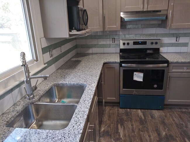 Building Photo - 1030 Pineborough Rd