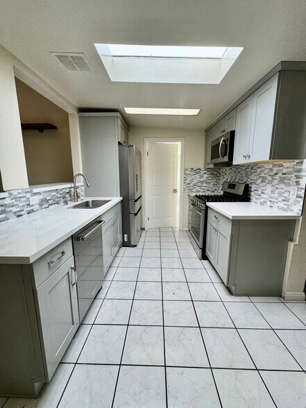 Building Photo - 729 Orange Dr