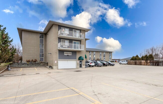 Building Photo - 3305 Sunset Ave