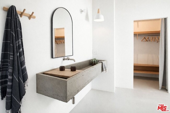 Building Photo - 2107 Mayview Dr