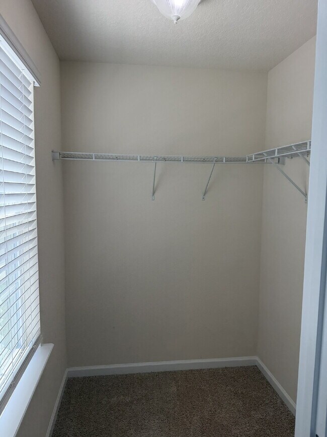 Building Photo - For Rent- Beautiful Home with 4 Bed, 2.5 Bath, PLUS a loft in Northside Jacksonville!