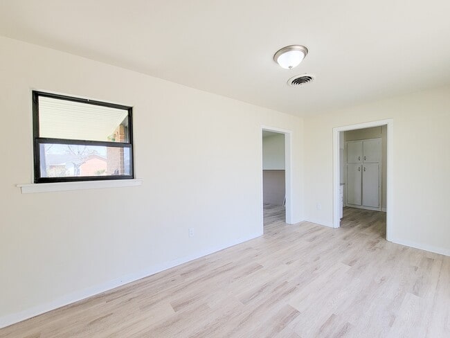 Building Photo - 133 S Yaupon St