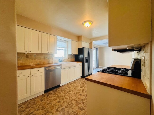 Building Photo - 2405-2405 Jenkins St