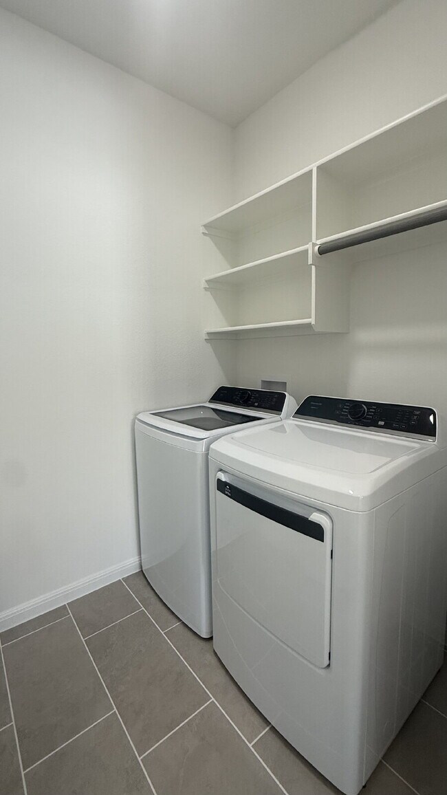 Building Photo - Beautiful, brand new four bedroom, two bathroom home for rent!