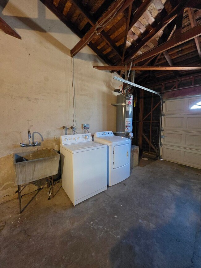 Building Photo - Spacious Home!!