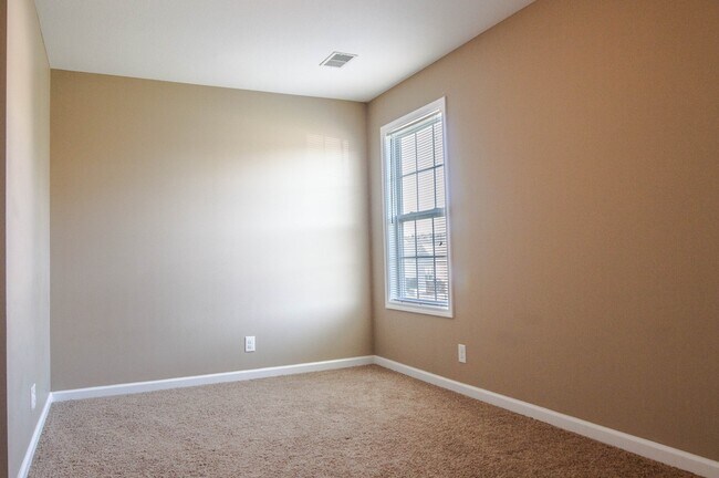 Building Photo - Pet Friendly Three Bedroom!