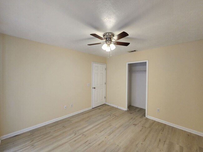 Building Photo - 5434 Sunset Ave