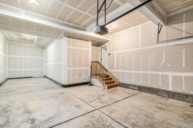Building Photo - Nice Big Home, close to Ft Carson, Updated...
