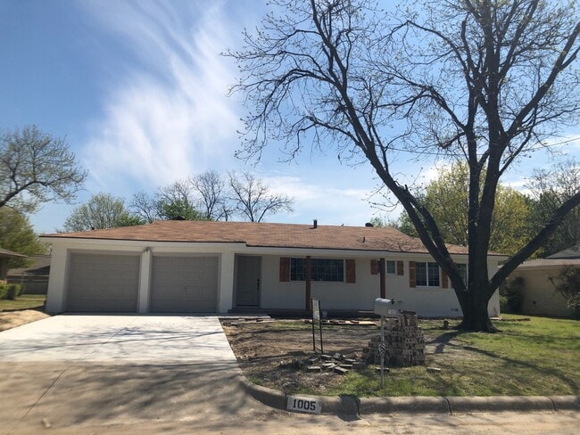 Primary Photo - Custom Remodeled Home on a Tree lined stre...