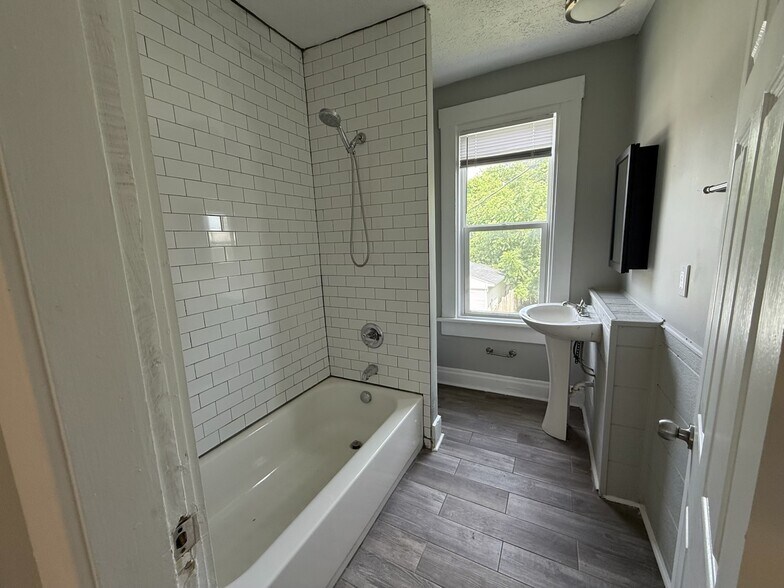 Building Photo - 358 Saint Clair Ave
