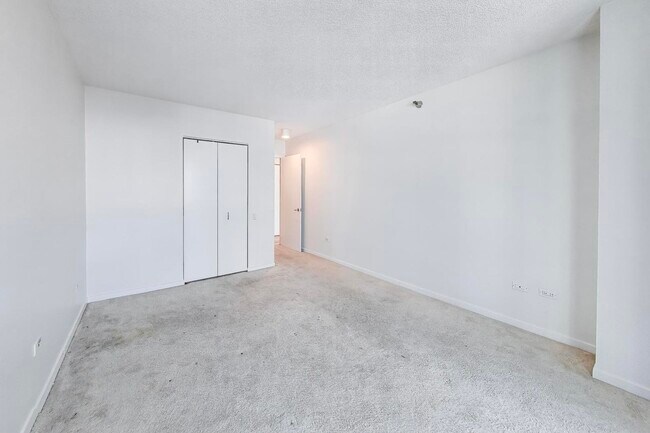 Building Photo - 400 N La Salle Dr