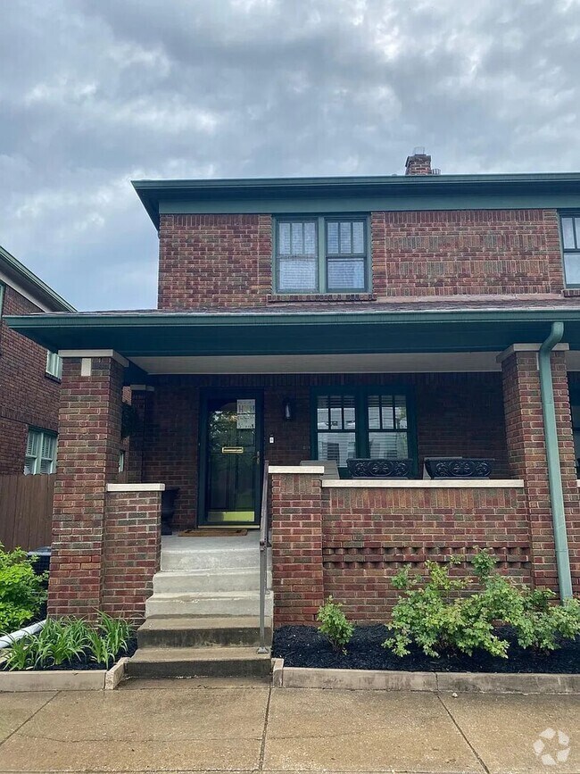 Building Photo - Spacious Downtown Indy Townhouse with Char...
