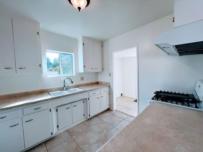 Building Photo - 4 Bedroom Home 2 Car Garage with Fenced Yard and Extra Parking