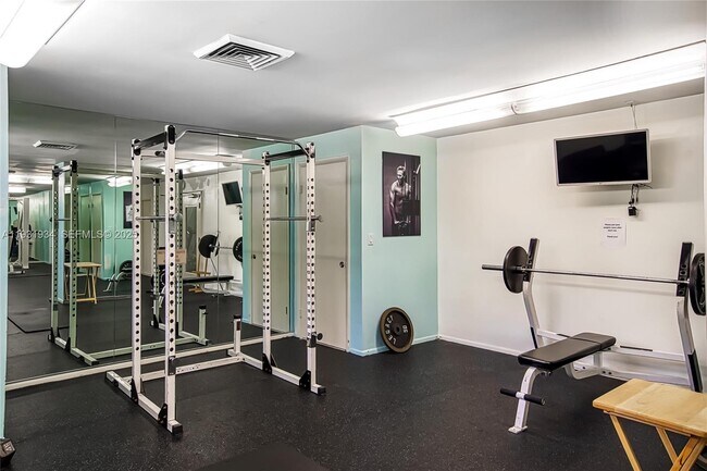 Building Photo - 400 Leslie Dr