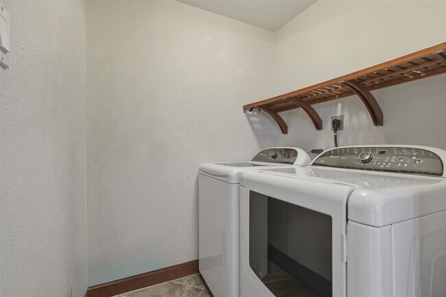 Building Photo - 5515 Venice St