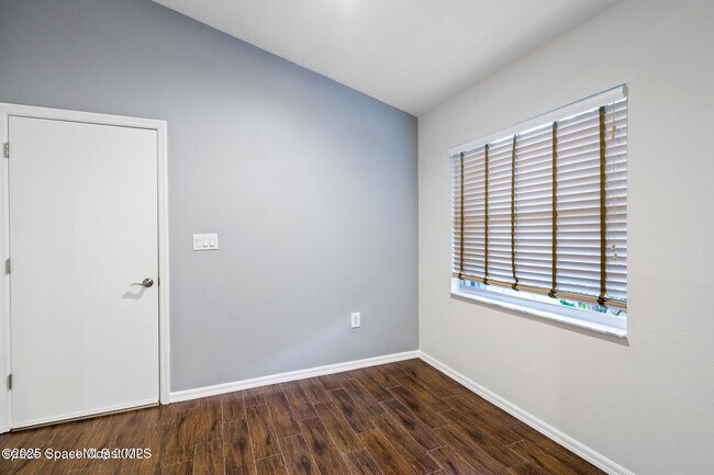 Building Photo - 8000 Daventry Dr