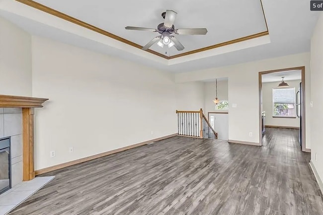 Building Photo - Town House