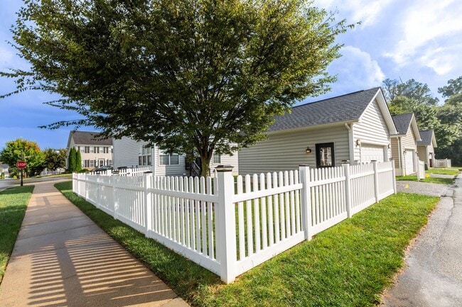 Building Photo - 4 bed, 2.5 bath Single Family Home in Char...