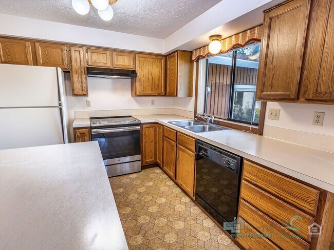 Building Photo - Charming 3-bedroom, 2-bath home in Seaside