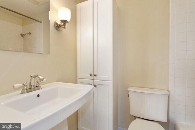 Building Photo - 315 Constitution Ave NE